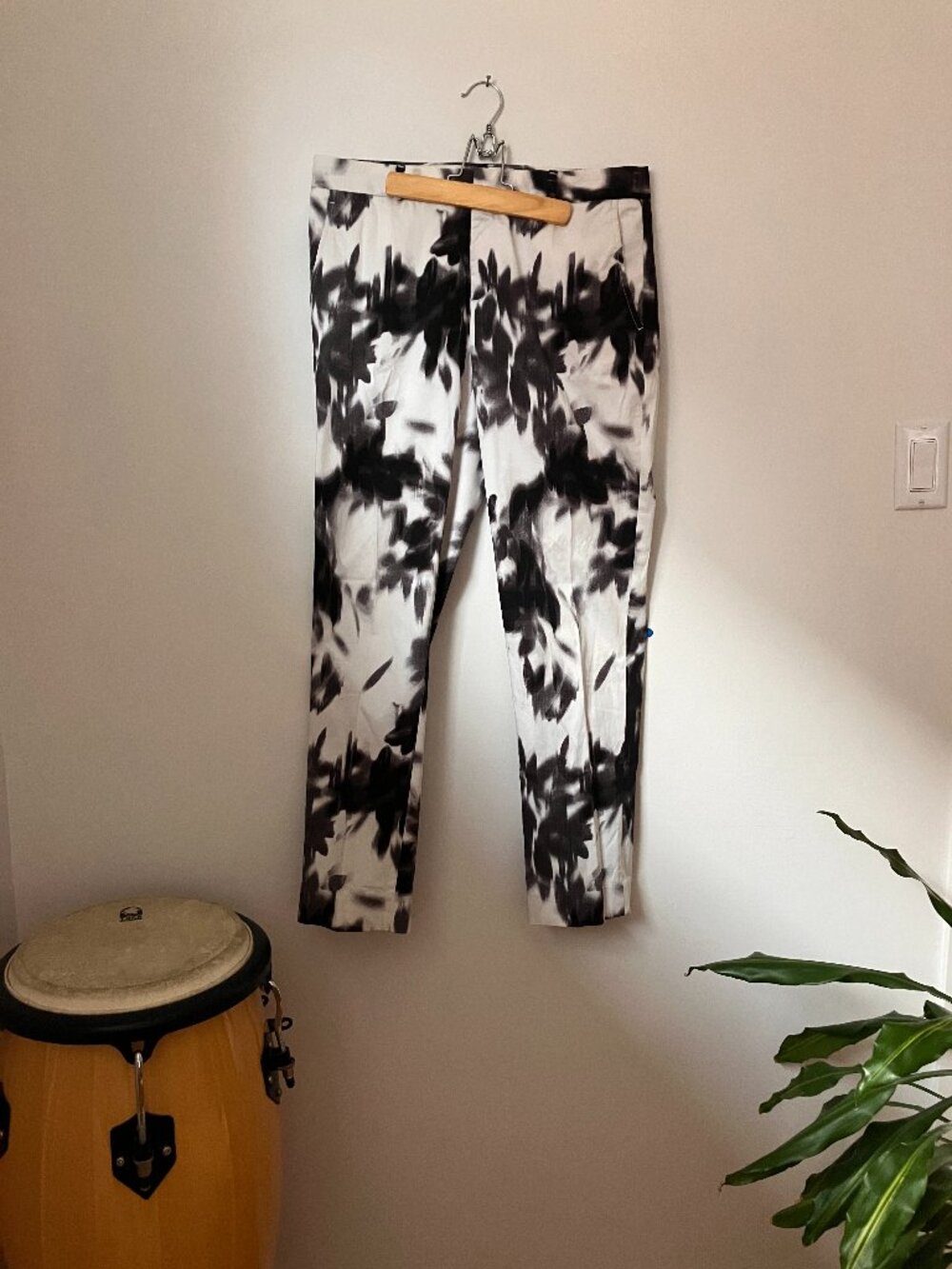 Banana Republic Black White Ink Wash Floral Slim Cropped Pants | size 6